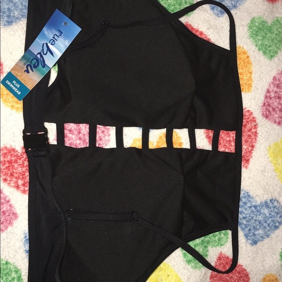 2 piece bikini 😍 - Picture 3 of 8